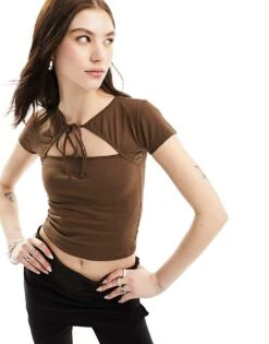 Motel Cut-out Tie Front Crop Top In Cocoa For Women