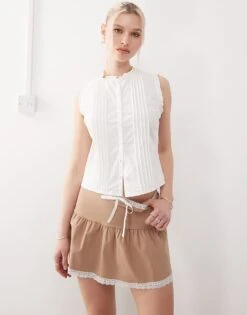 Motel Yara Pintuck Fitted Blouse In White For Women
